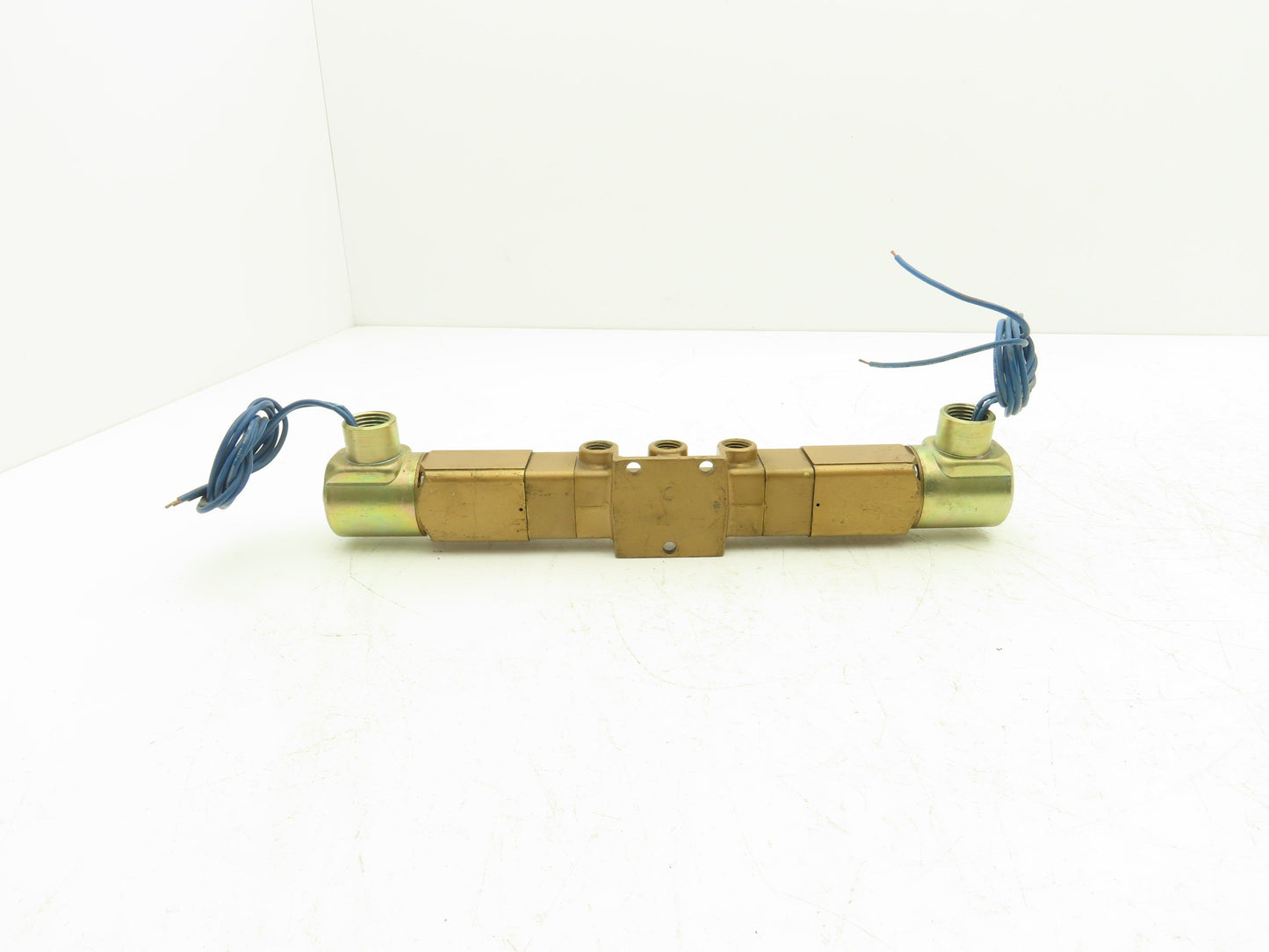 Versa VXX-4324-H-3BC-10-31-120V Pneumatic Solenoid Valve 4-Way 3-Pos 1/4"npt