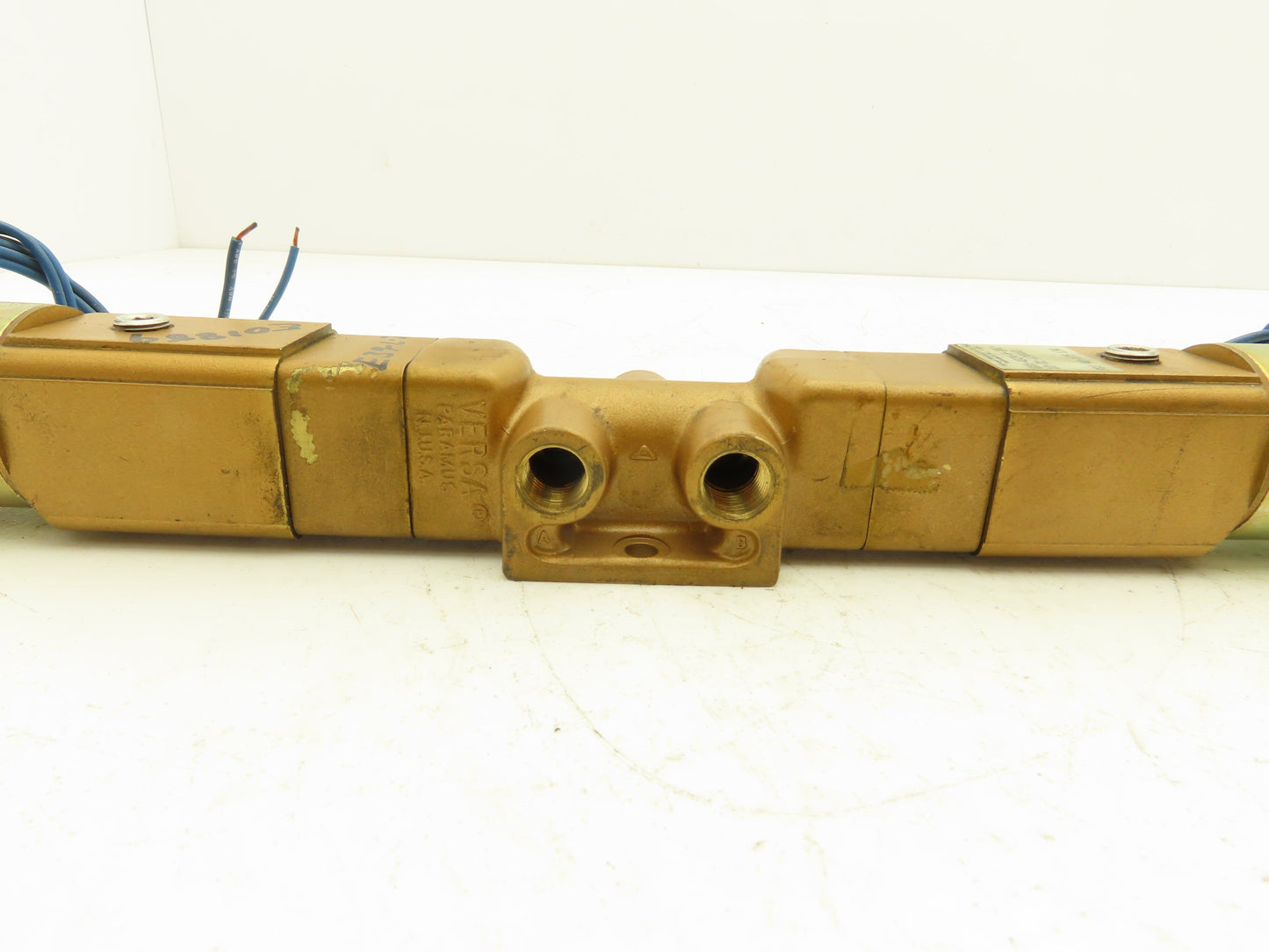 Versa VXX-4324-H-3BC-10-31-120V Pneumatic Solenoid Valve 4-Way 3-Pos 1/4"npt