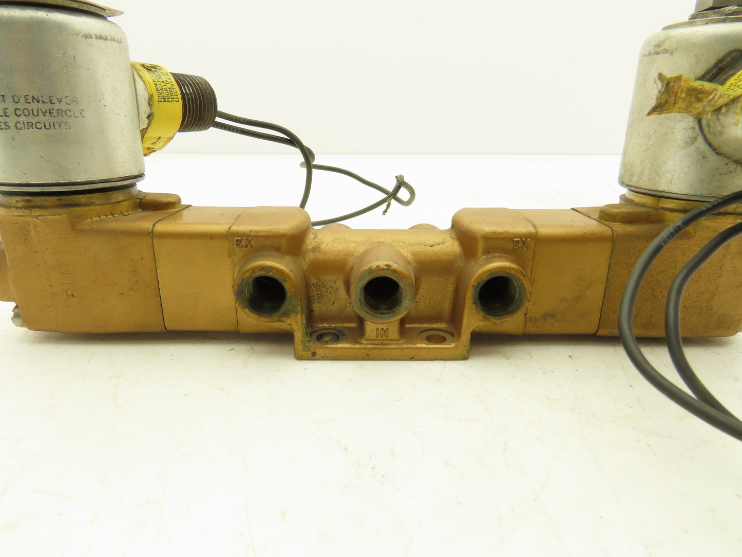 Versa VXX-4324-X-3 Pneumatic Directional Solenoid Valve 4-Way 3-Pos 1/4"npt 120V