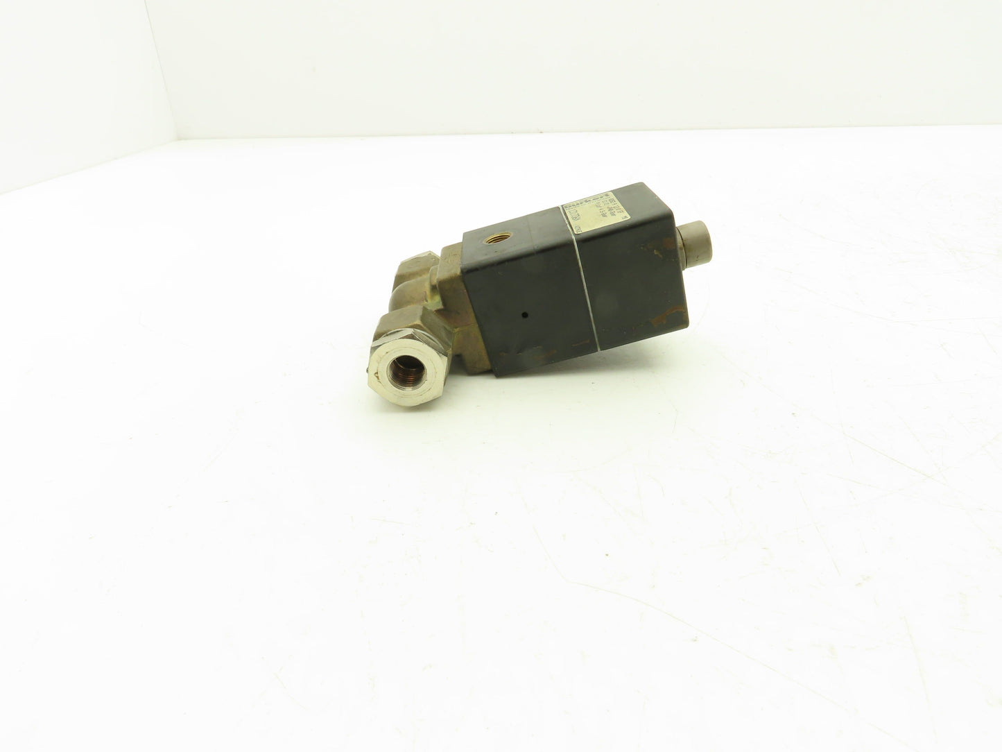 Burkert 131736N Pneumatically Operated Valve 2 Pos 2 Way 87psi 1/2" & 1/4" NPT