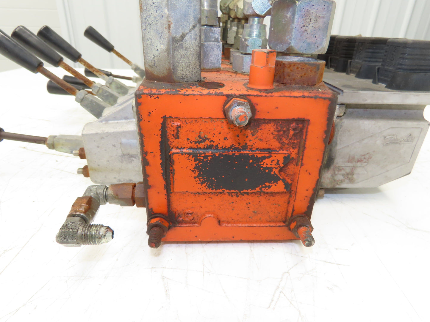 Danfoss 157U8393 Solenoid Valve 8 Station Manifold Assy 12VDC/Manual 3 Pos 2 Way