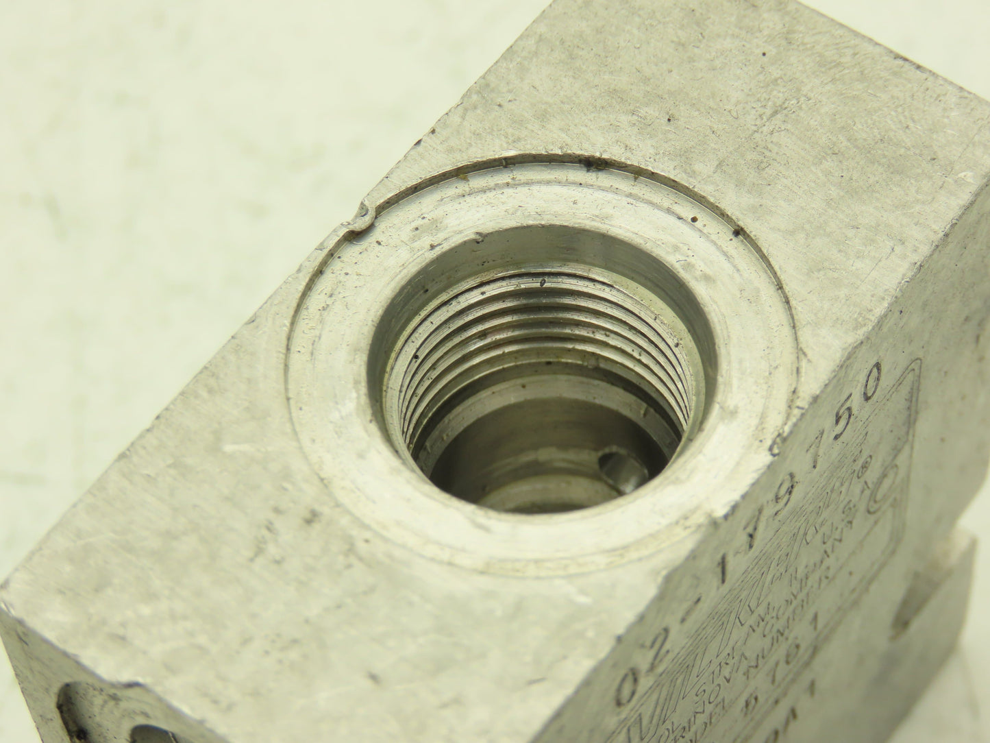 Vickers 283579A1 MCD-5761 Hydraulic Manifold 4-Way 1/4 & 1/2" Flared Threads