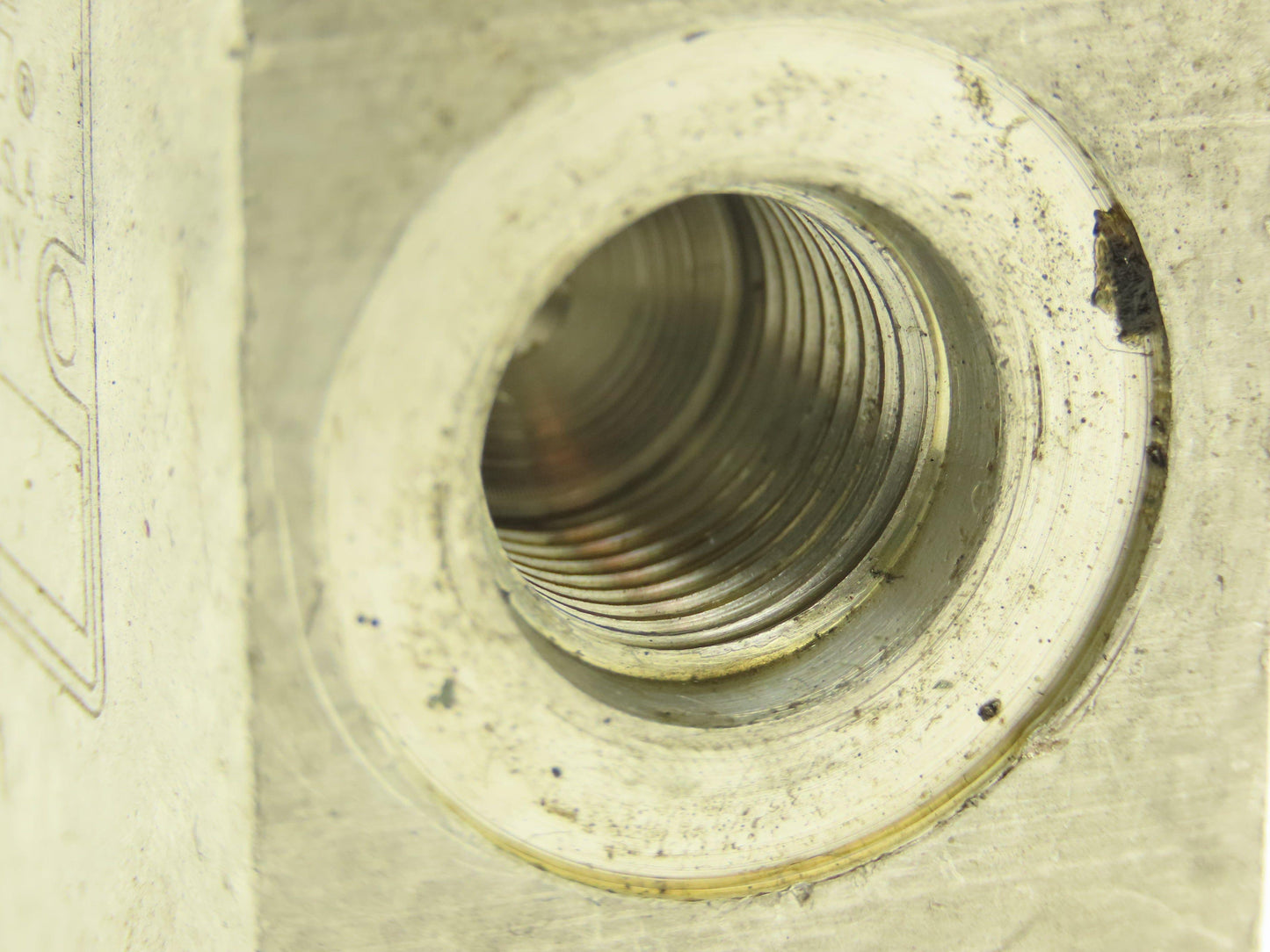 Vickers 283579A1 MCD-5761 Hydraulic Manifold 4-Way 1/4 & 1/2" Flared Threads