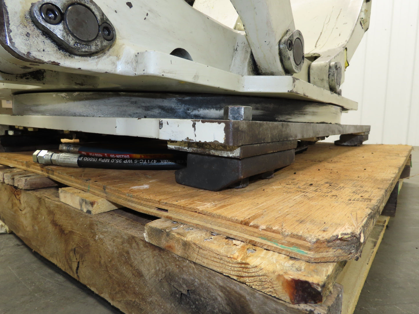 Cascade 90F Paper Roll Clamp 9000LB Fork Lift Truck Clamping Attachment Class 4