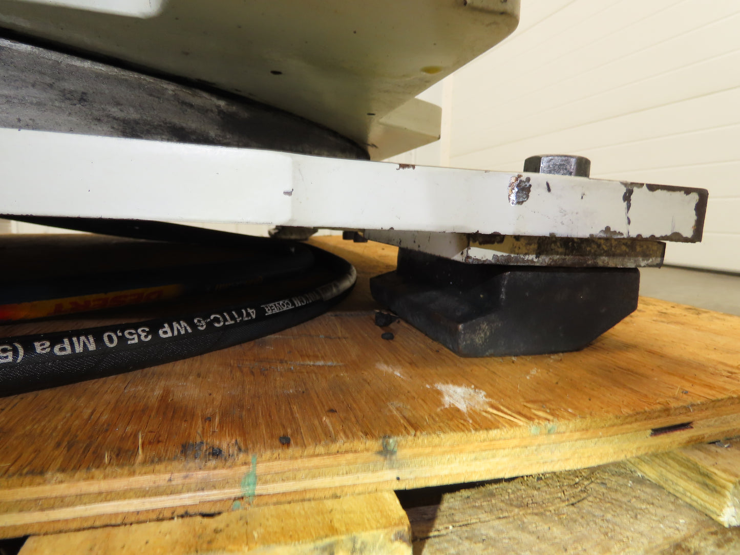 Cascade 90F Paper Roll Clamp 9000LB Fork Lift Truck Clamping Attachment Class 4