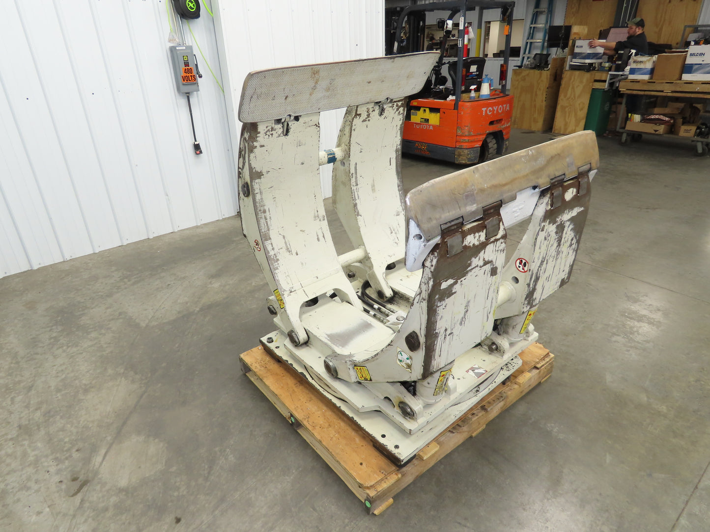 Cascade 90F Paper Roll Clamp 9000LB Fork Lift Truck Clamping Attachment Class 4