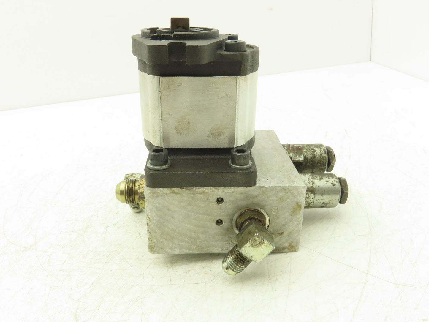 GRH 01-143-047 Hydraulic Gear Pump 2-Bolt w/Manifold Base