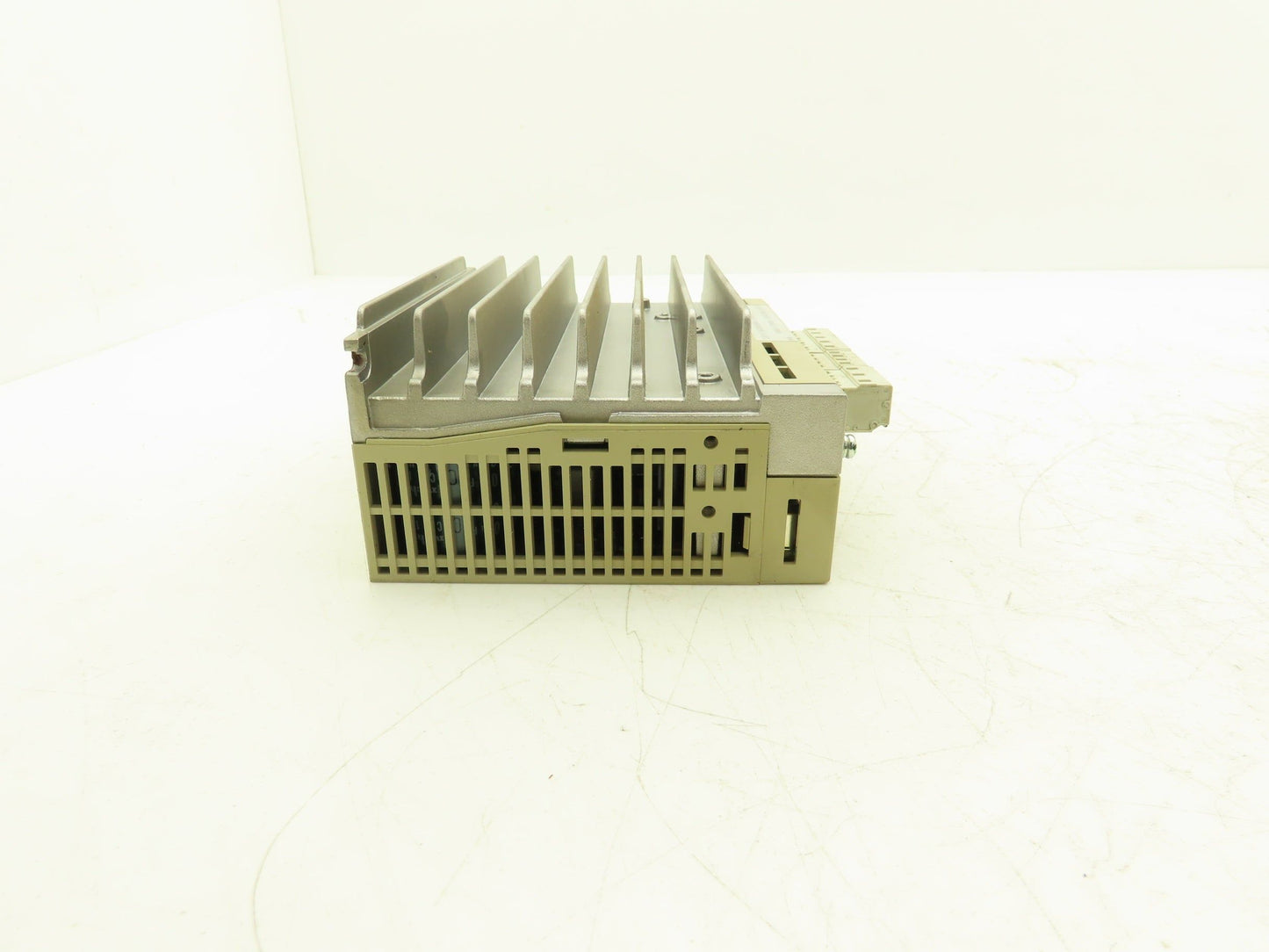 Yaskawa SGDM-04ADA ServoPack Servo Drive 1Ph 230V In 0.4kW 230V 2.8A 300Hz Out