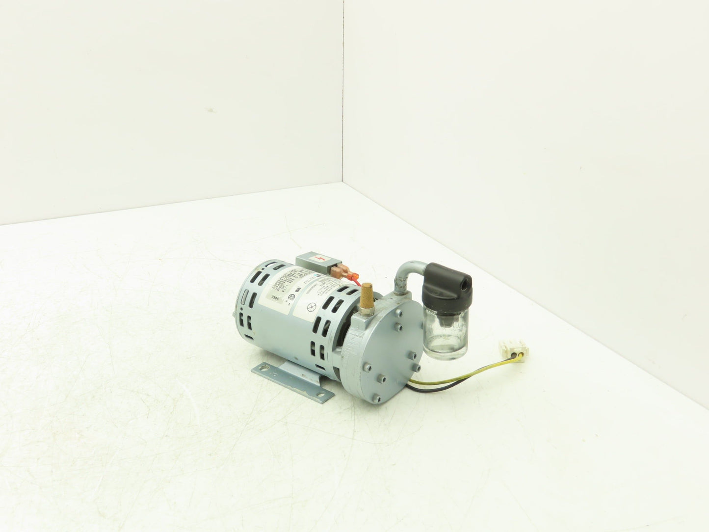 Gast 0532-104A-G621X Motor Mounted Rotary Vane Vacuum Pump 0.6 CFM 15 PSI 115V