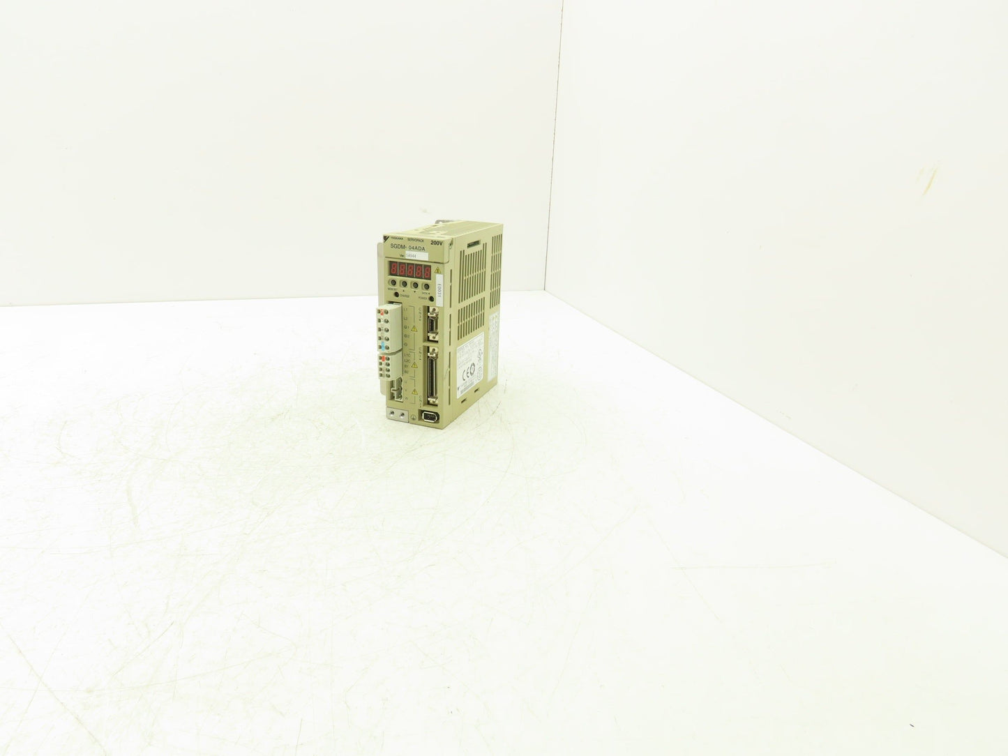 Yaskawa SGDM-04ADA ServoPack Servo Drive 1Ph 230V In 0.4kW 230V 2.8A 300Hz Out