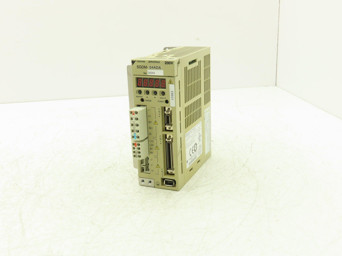 Yaskawa SGDM-04ADA ServoPack Servo Drive 1Ph 230V In 0.4kW 230V 2.8A 300Hz Out