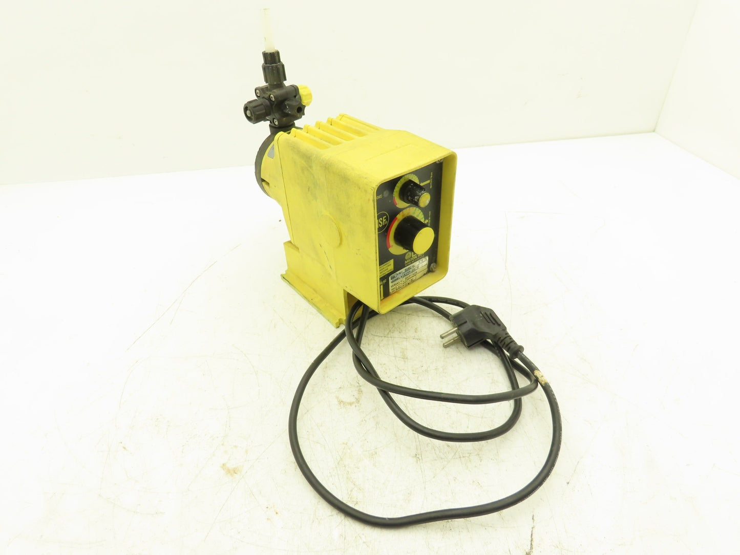 LMI Milton Roy A153-392SI Chemical Metering Dosing Pump 3.8 LPH 230V