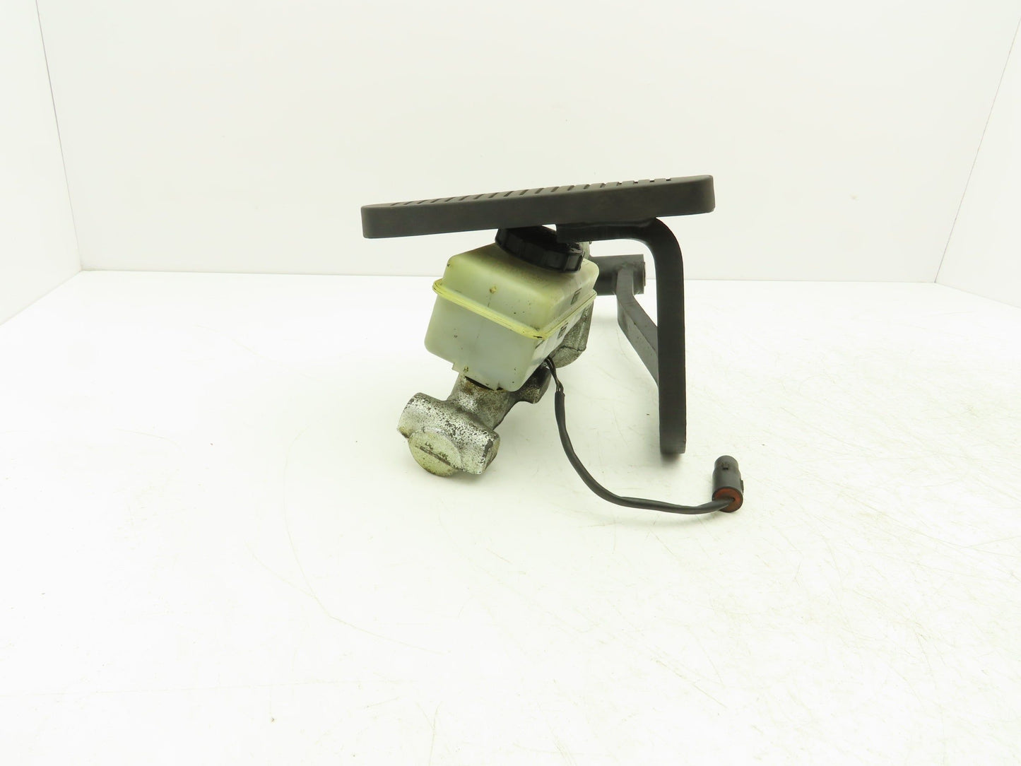 Hyster E60Z Brake Pedal Master Cylinder Assembly