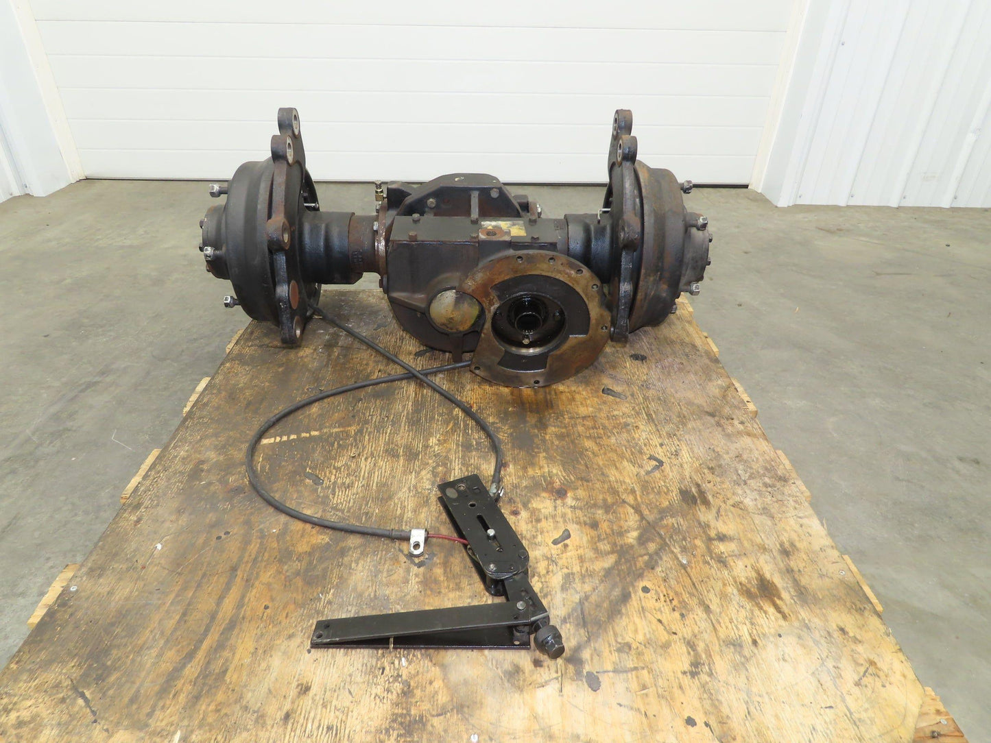 Hyster E60Z Forklift Dual-Wheel Drive Axle Assembly 6-Lug