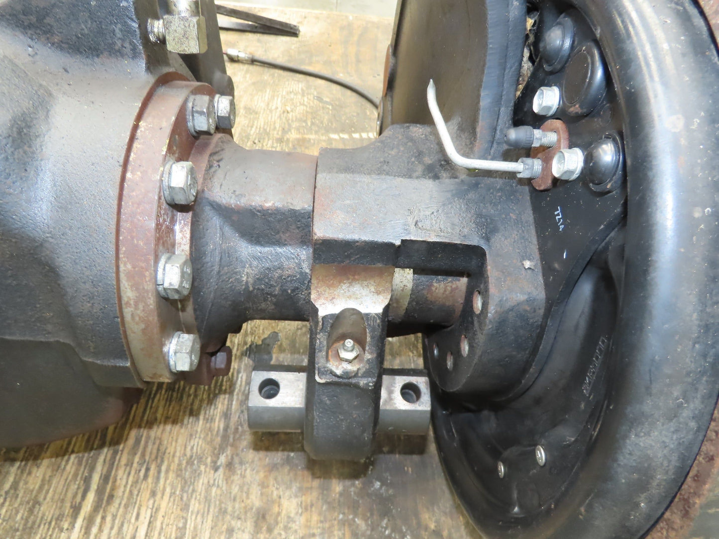 Hyster E60Z Forklift Dual-Wheel Drive Axle Assembly 6-Lug