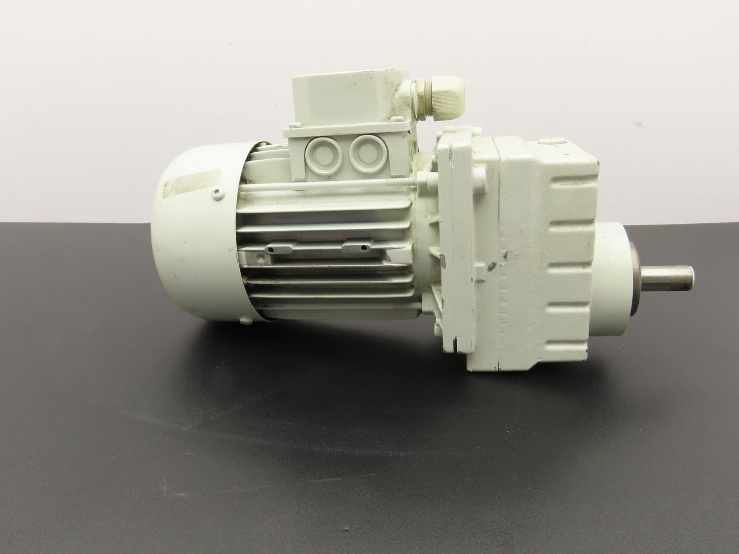 Lenze MDEMAXX 063-42 Inline Gear Motor 7.18 Reducer .31kw 230/460V GST04-1M VCR