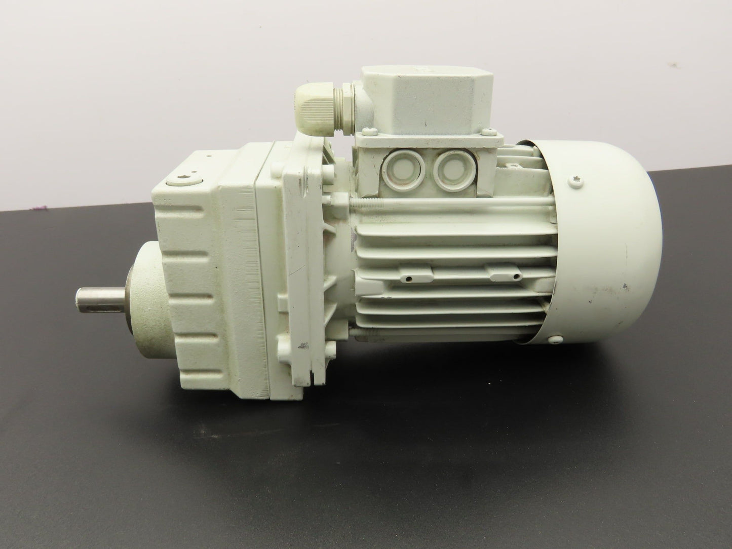 Lenze MDEMAXX 063-42 Inline Gear Motor 7.18 Reducer .31kw 230/460V GST04-1M VCR