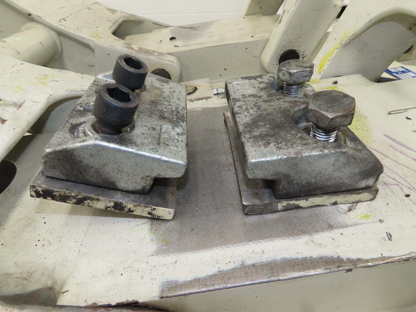 Cascade 90F Paper Roll Clamp 9000LB Fork Lift Truck Clamping Attachment Class 4