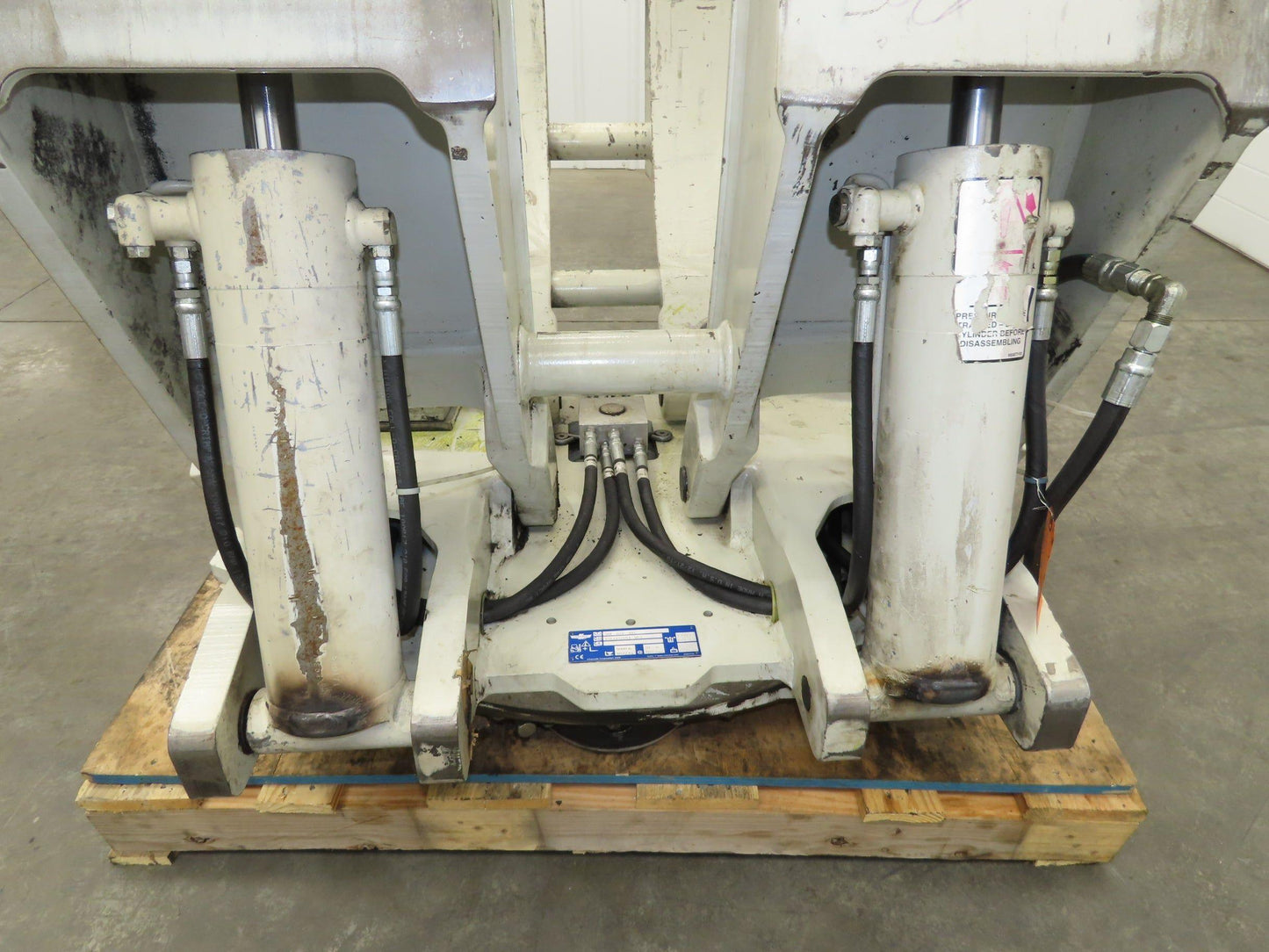 Cascade 90F Paper Roll Clamp 9000LB Fork Lift Truck Clamping Attachment Class 4