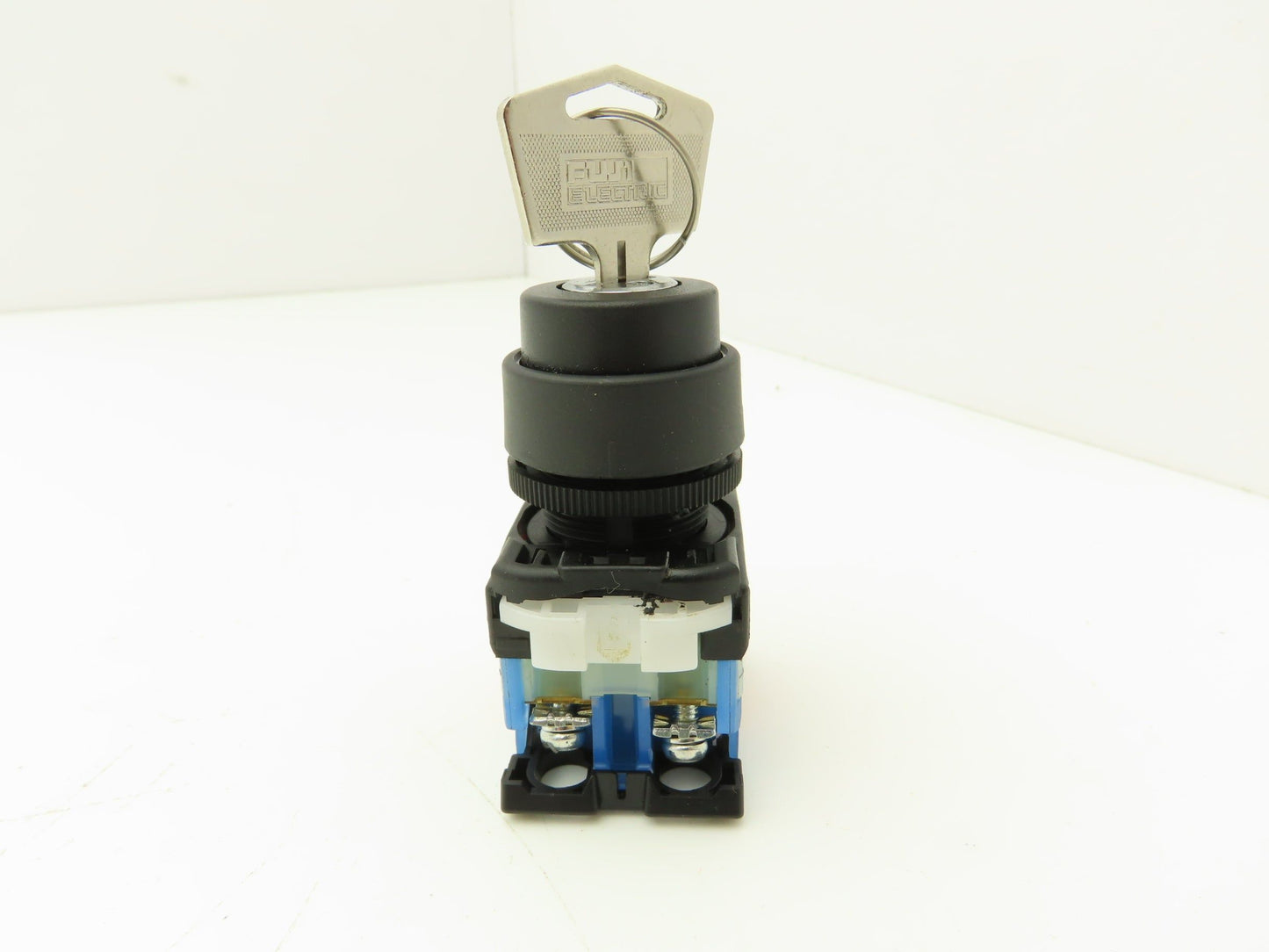 Fuji Electric Keyed Switch 2-Position Maintained 22mm 250V 6A