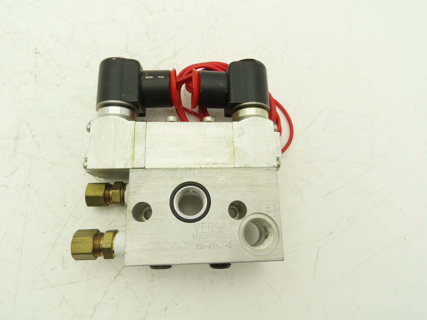 Versa KGG-4232 Pneumatic Air Solenoid Valve Manifold Assembly 24VDC 35-175 psi