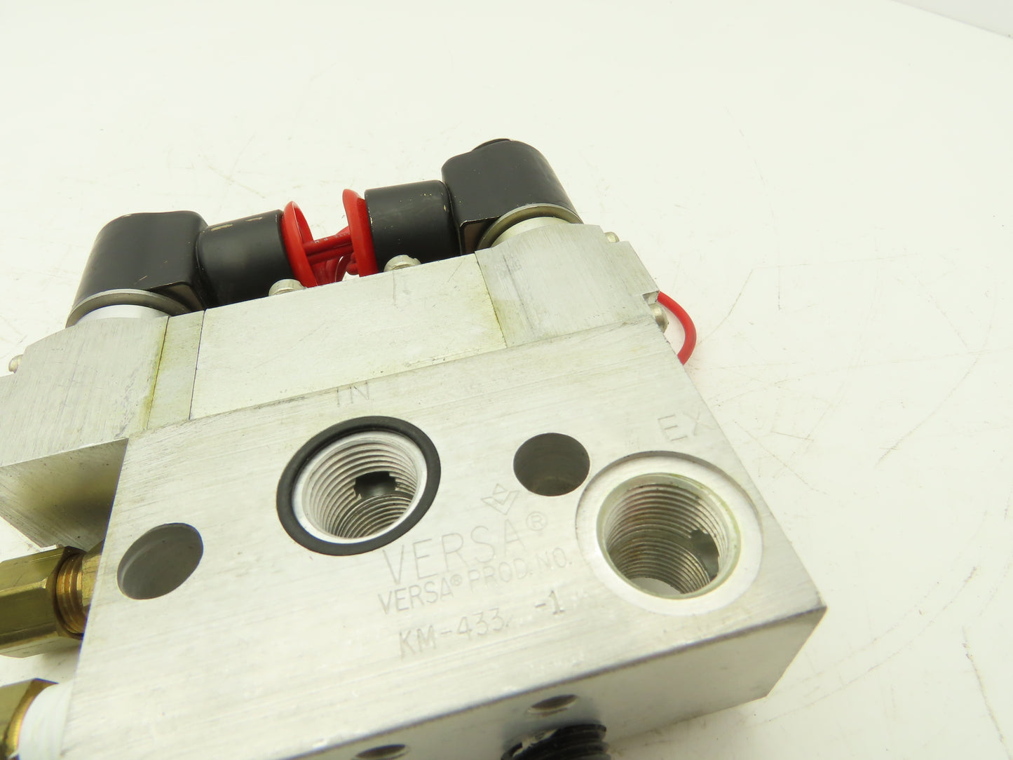 Versa KGG-4232 Pneumatic Air Solenoid Valve Manifold Assembly 24VDC 35-175 psi
