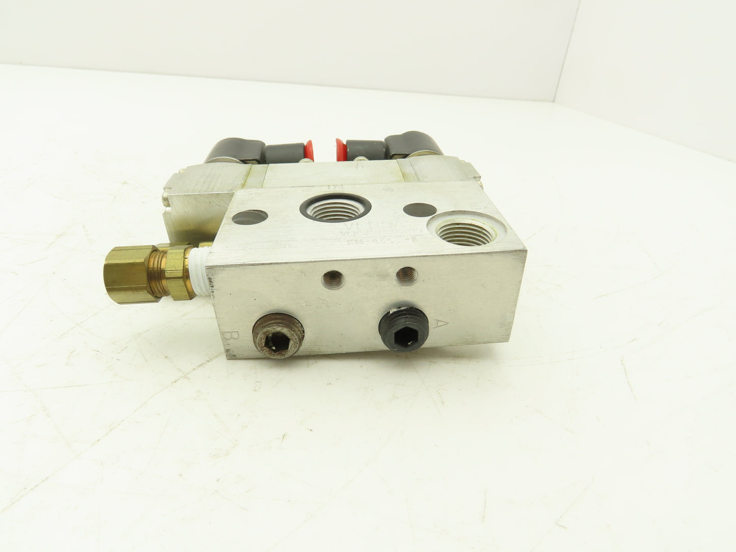 Versa KGG-4232 Pneumatic Air Solenoid Valve Manifold Assembly 24VDC 35-175 psi