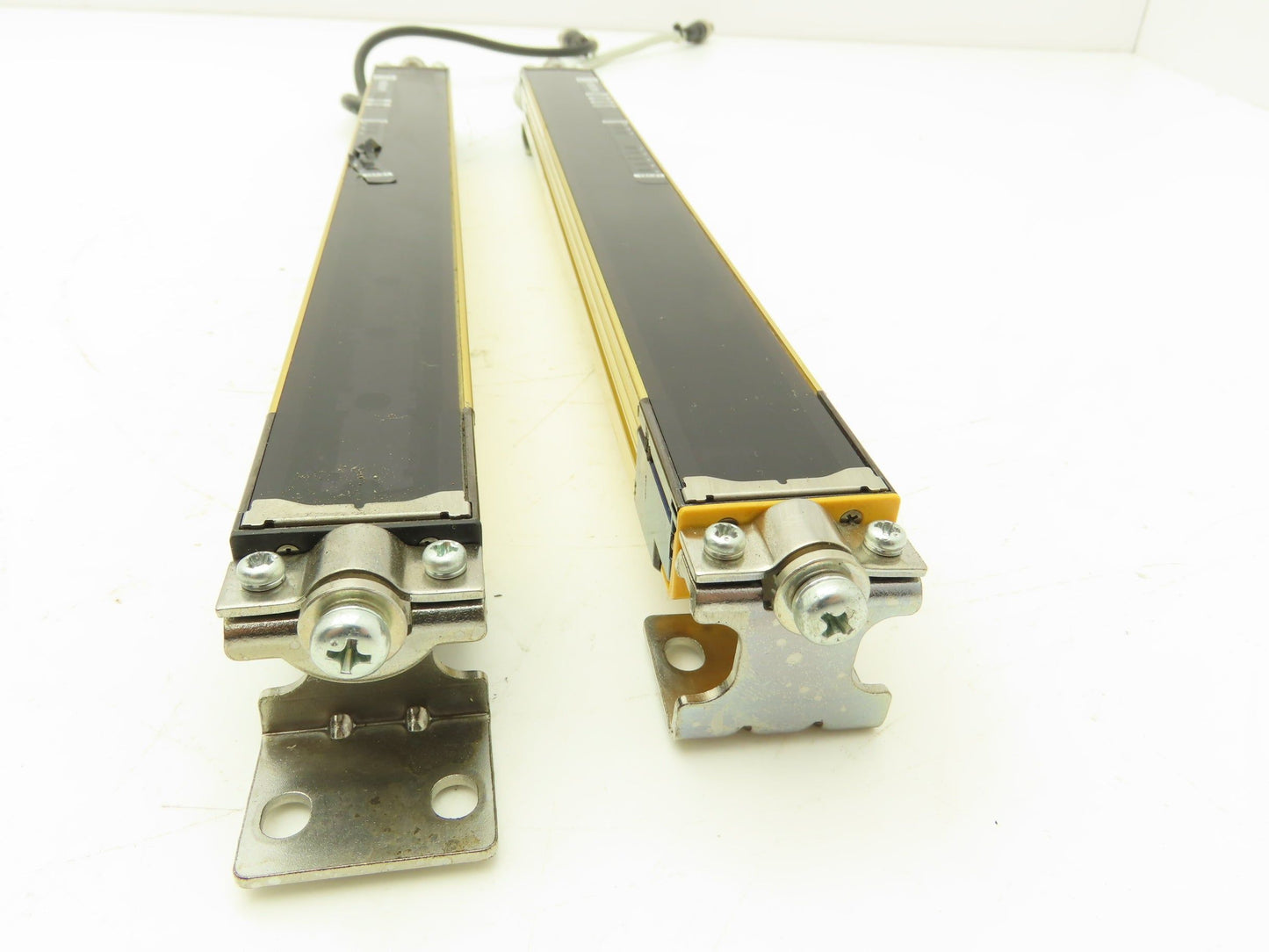 Omron F3SJ-A0320P30-L F3SJ-A0320P30-D Light Curtain Emitter Receiver Set/Bracket