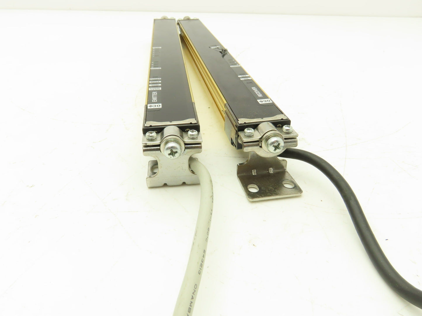 Omron F3SJ-A0320P30-L F3SJ-A0320P30-D Light Curtain Emitter Receiver Set/Bracket