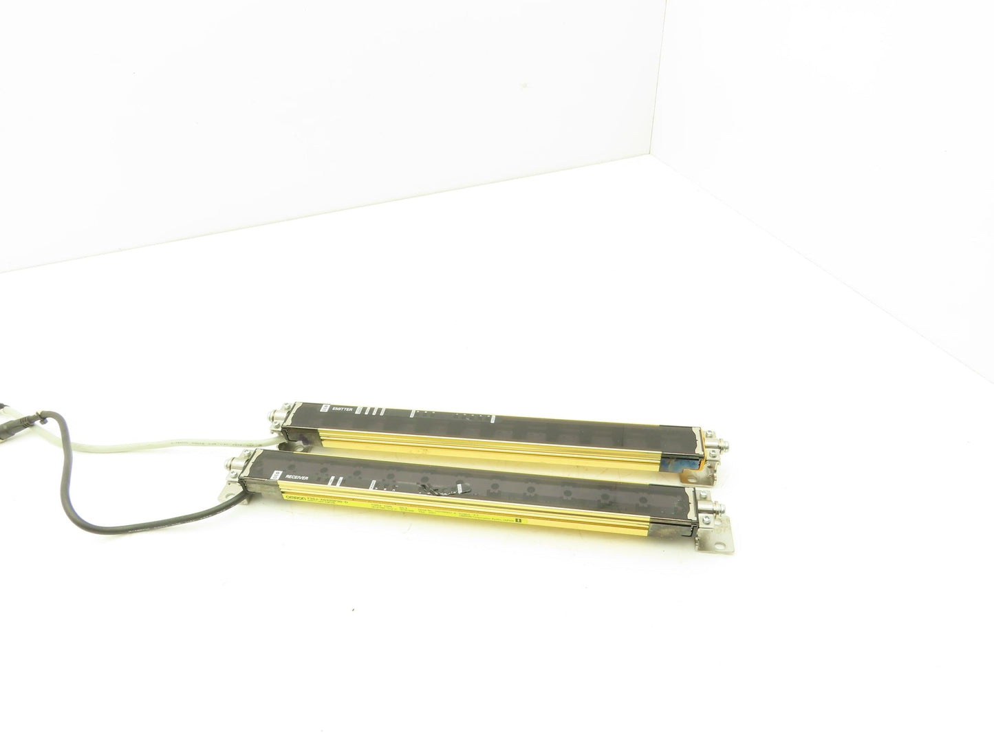 Omron F3SJ-A0320P30-L F3SJ-A0320P30-D Light Curtain Emitter Receiver Set/Bracket