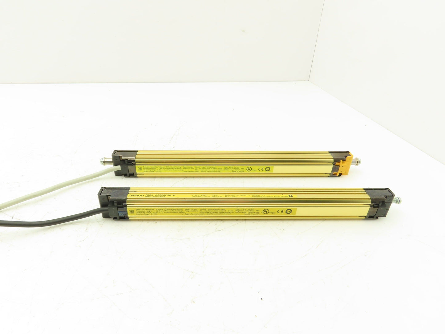 Omron F3SJ-A0320P30-L F3SJ-A0320P30-D Light Curtain Emitter Receiver Set/Bracket