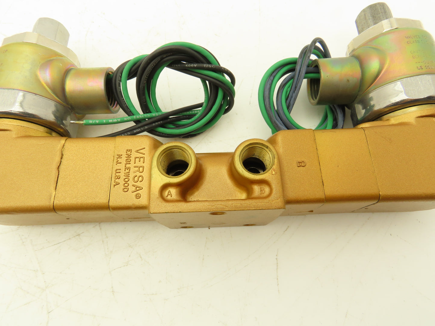 Versa VXX-4324-H-XX-10-A120 Pneumatic Solenoid Valve 4-Way 3-Pos 1/4"npt 120VAC