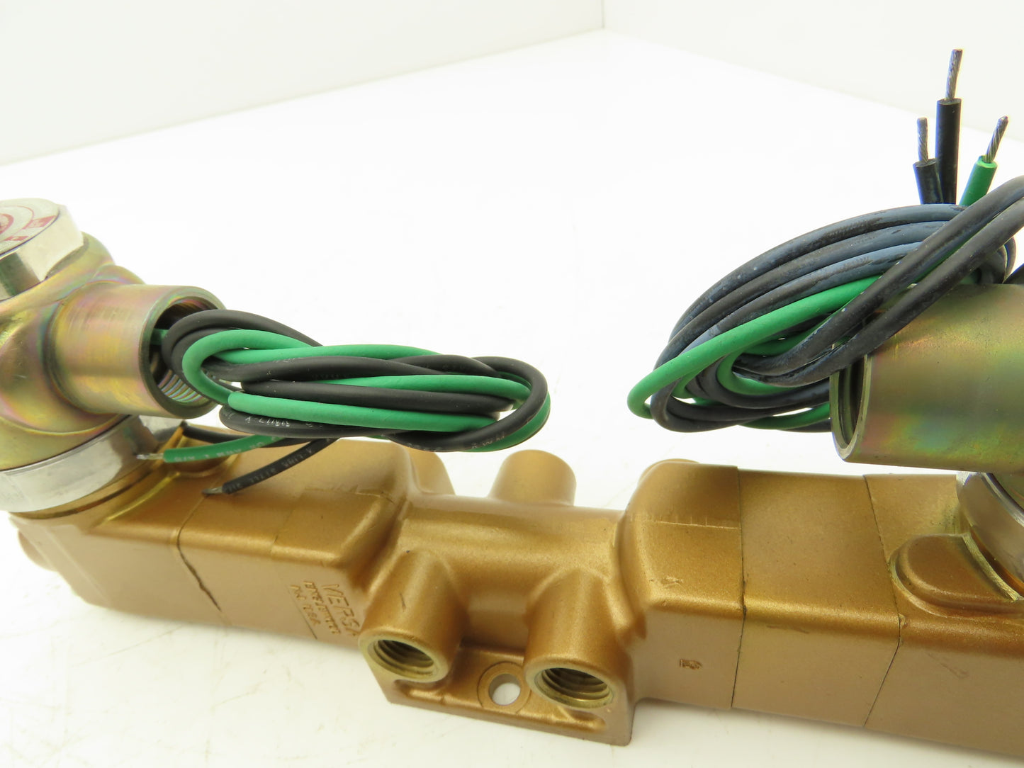 Versa VXX-4324-H-XX-10-A120 Pneumatic Solenoid Valve 4-Way 3-Pos 1/4"npt 120VAC