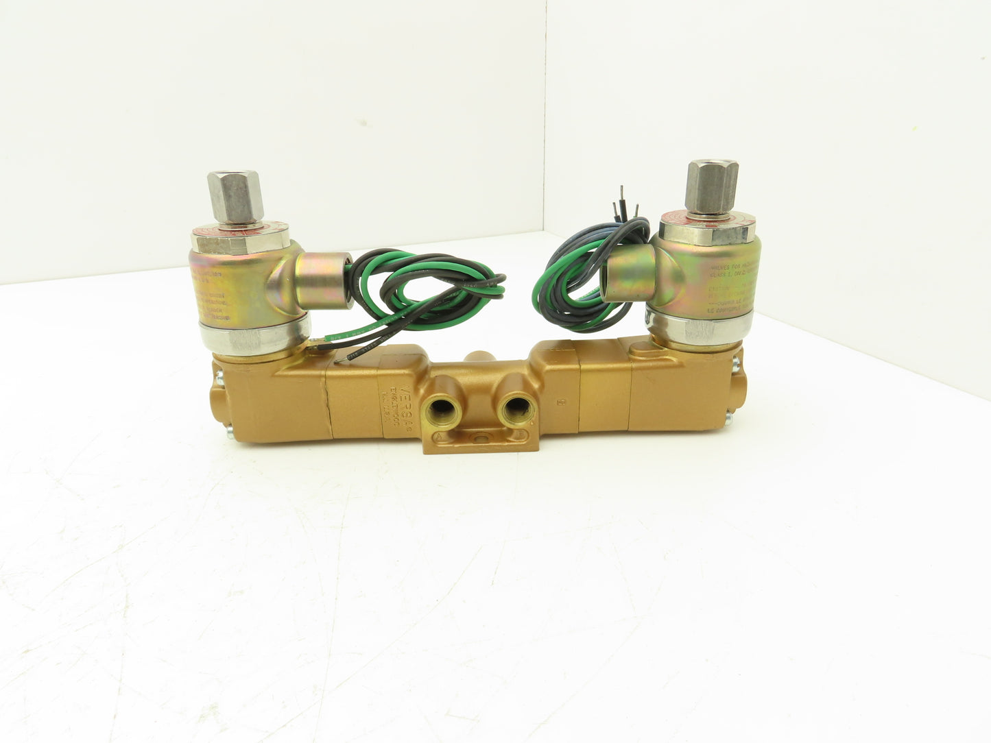 Versa VXX-4324-H-XX-10-A120 Pneumatic Solenoid Valve 4-Way 3-Pos 1/4"npt 120VAC