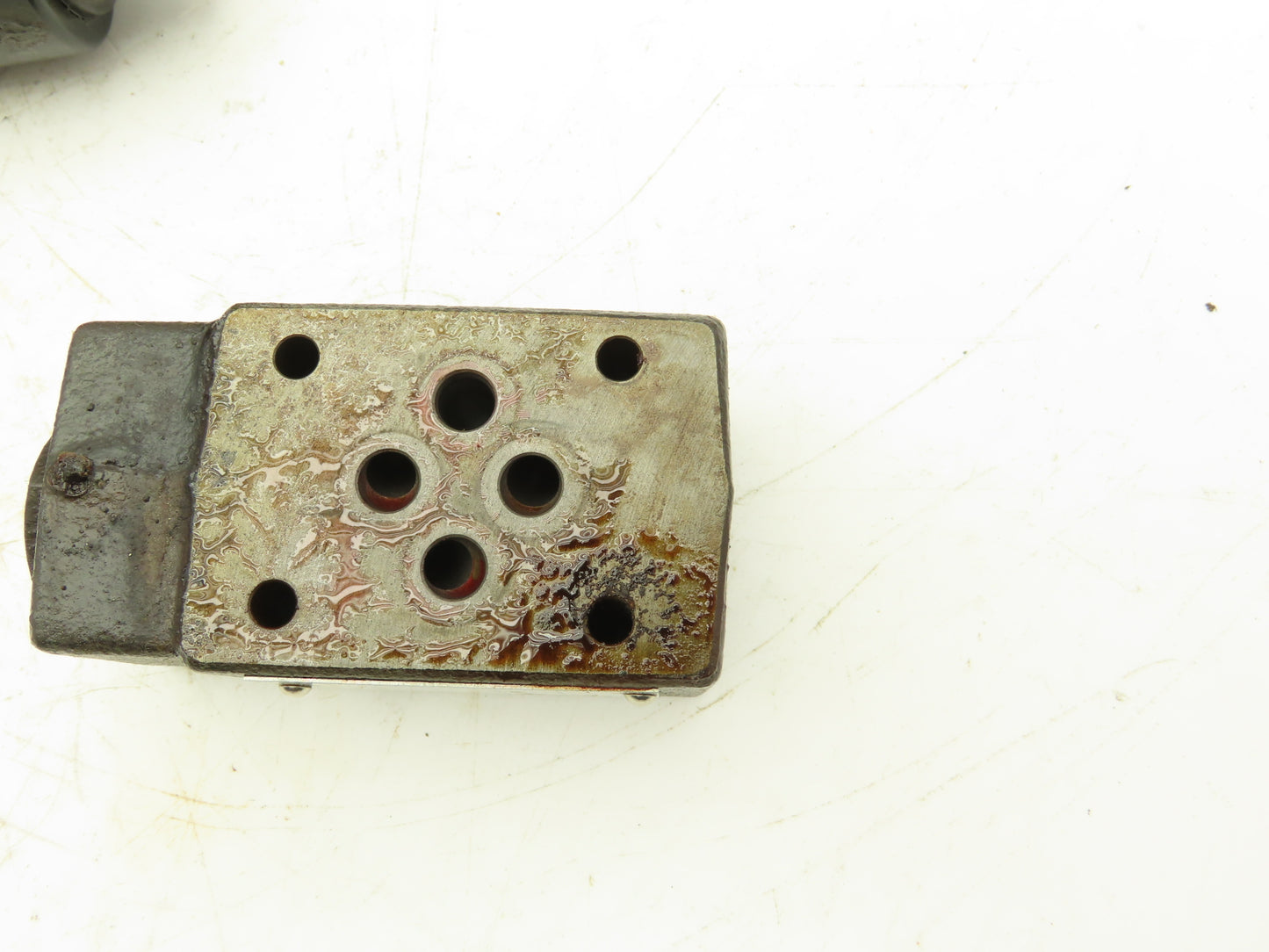 Yuken DSG-01-3C4-D24-70 Directional Solenoid Valve 3 Pos 4 Way 24VDC W/Manifold