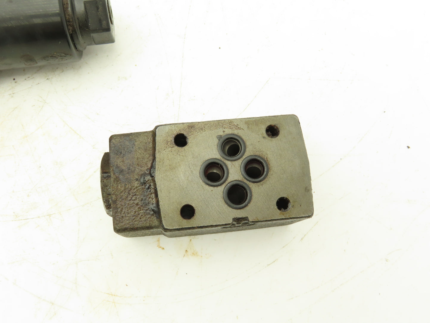 Yuken DSG-01-3C4-D24-70 Directional Solenoid Valve 3 Pos 4 Way 24VDC W/Manifold