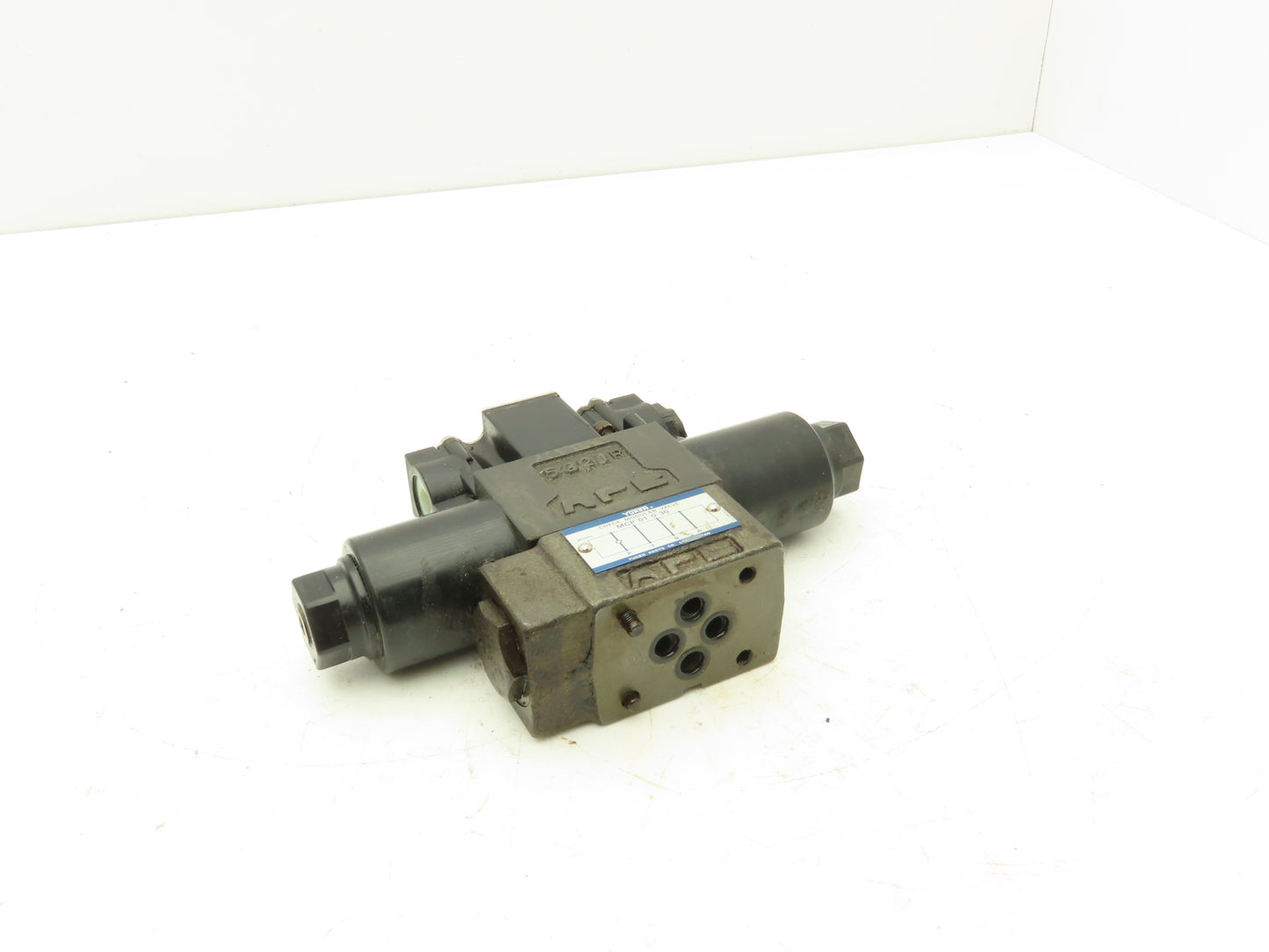 Yuken DSG-01-3C4-D24-70 Directional Solenoid Valve 3 Pos 4 Way 24VDC W/Manifold