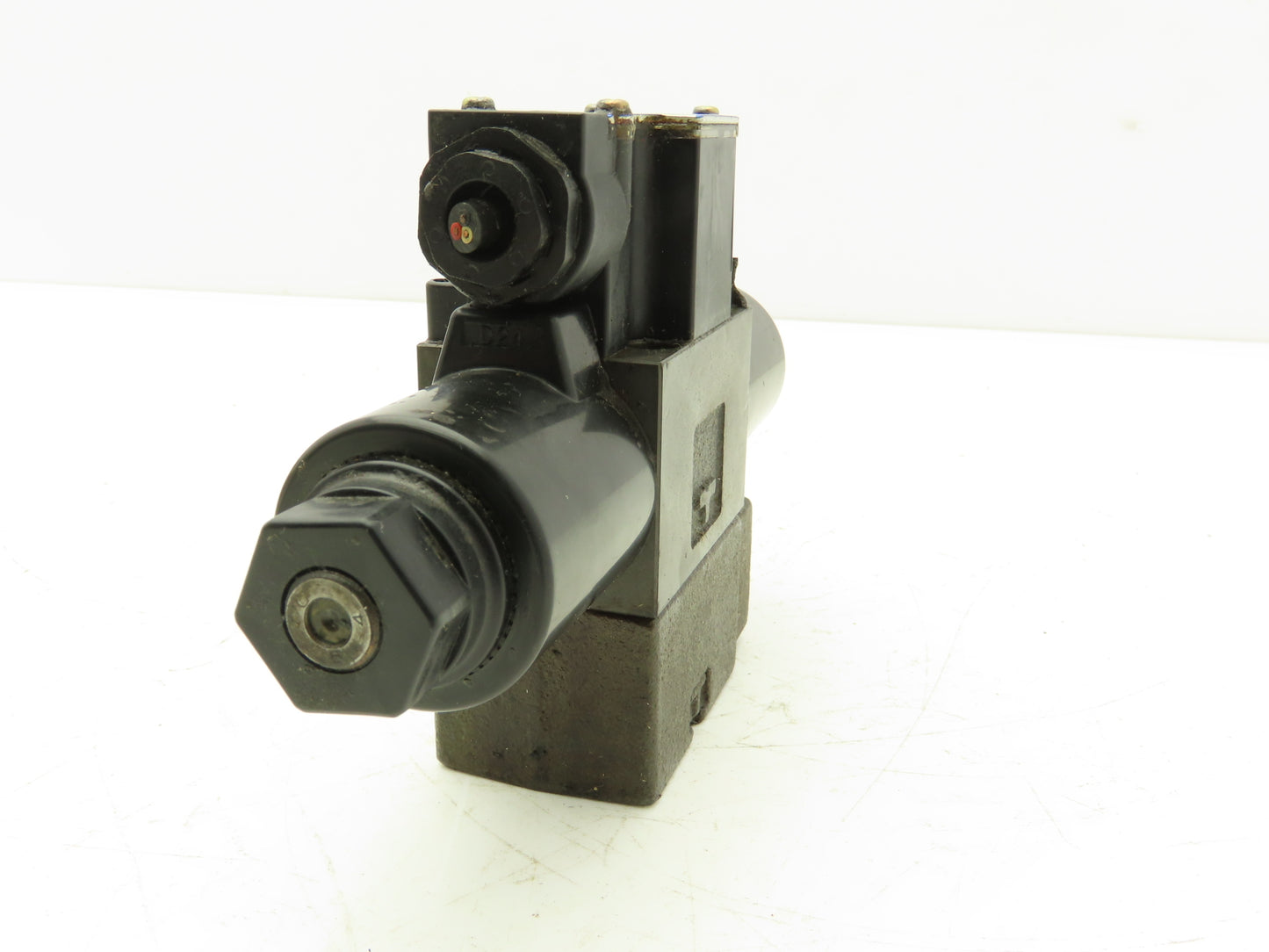 Yuken DSG-01-3C4-D24-70 Directional Solenoid Valve 3 Pos 4 Way 24VDC W/Manifold