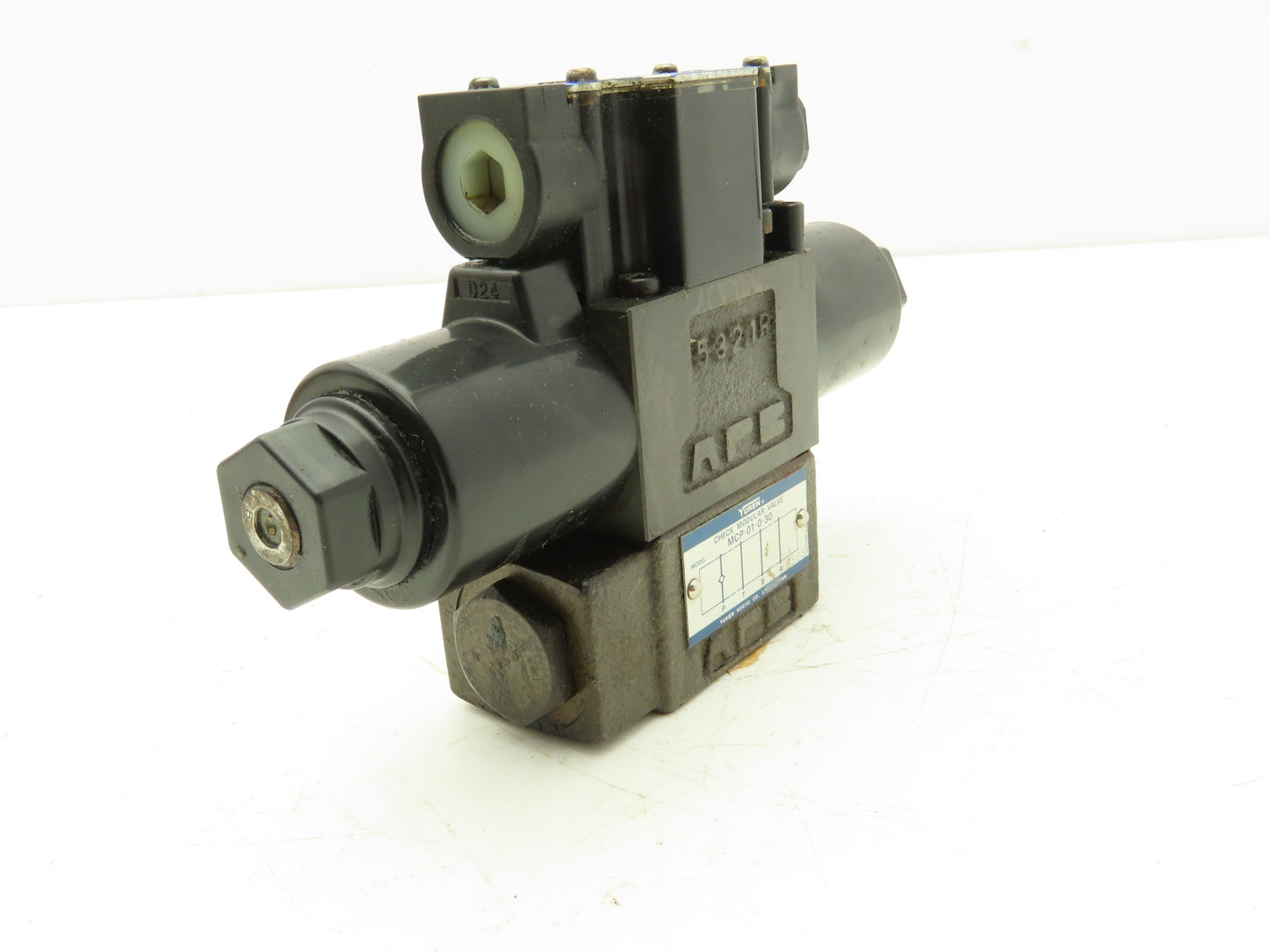 Yuken DSG-01-3C4-D24-70 Directional Solenoid Valve 3 Pos 4 Way 24VDC W/Manifold
