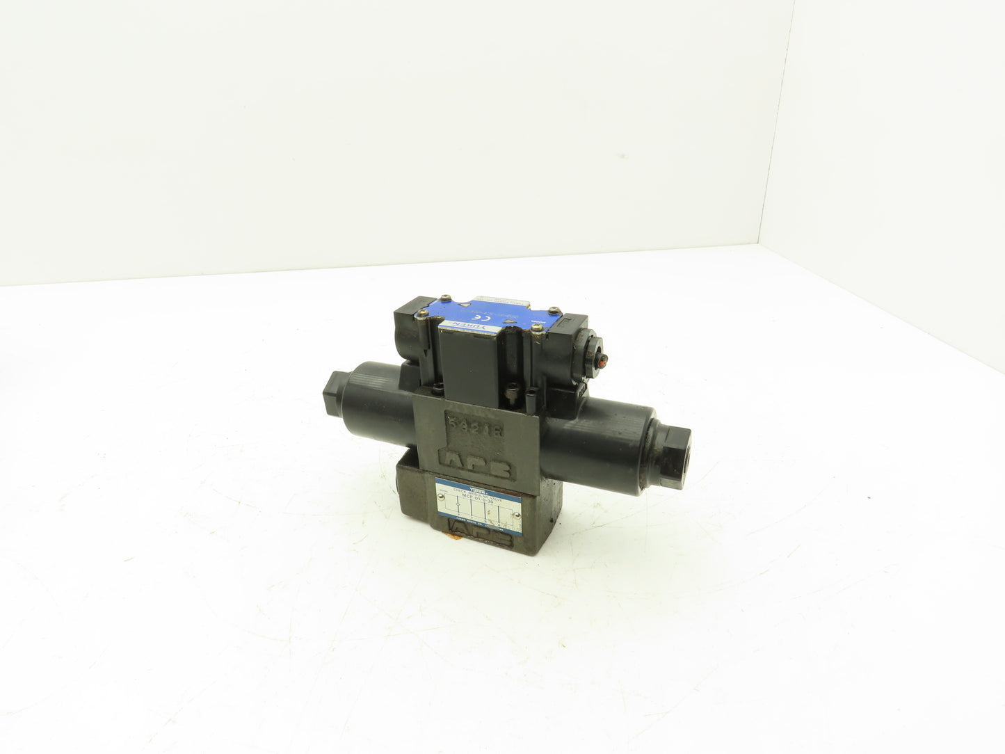 Yuken DSG-01-3C4-D24-70 Directional Solenoid Valve 3 Pos 4 Way 24VDC W/Manifold