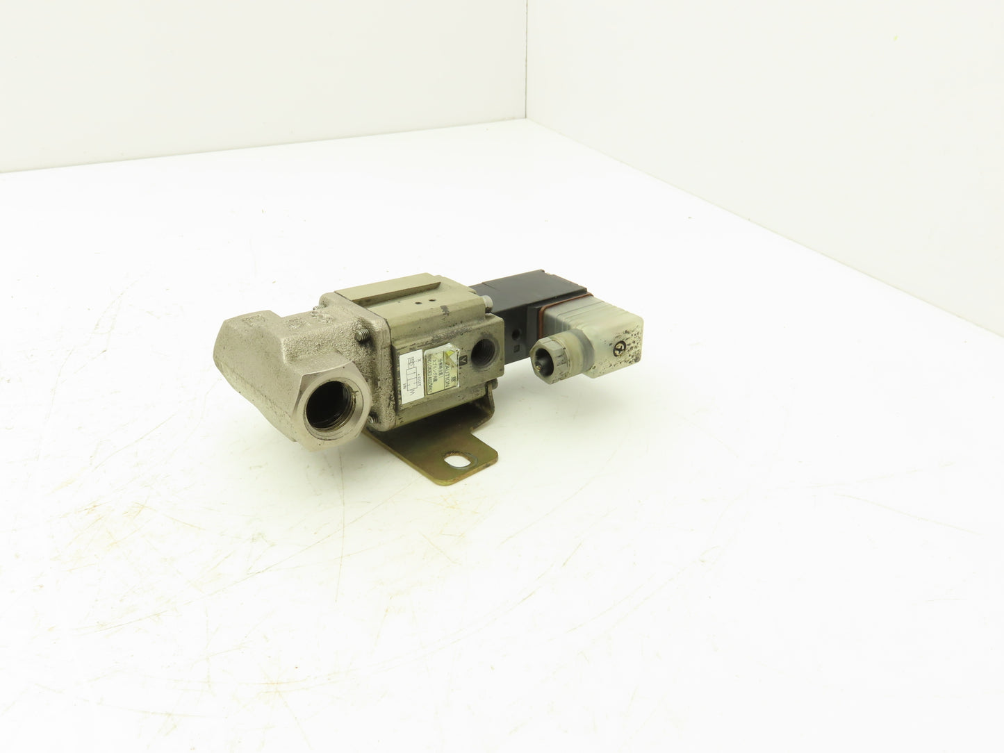 CKD CVS2-15A-10-B2HSB-3 Pneumatic Solenoid Valve 2 Way 2 Position 1/2"NPT 24VDC