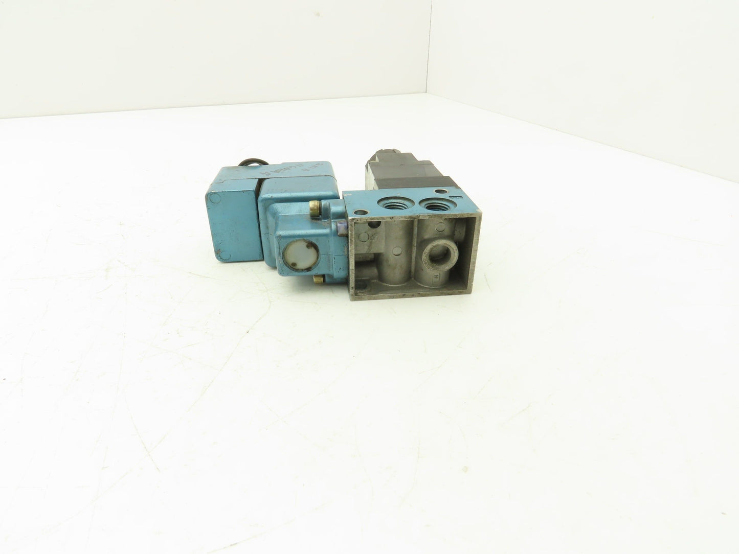 MAC 251B-111AAAA Pneumatic Air Solenoid Valve Regulator 120 psi 120VAC 24VDC 3/2