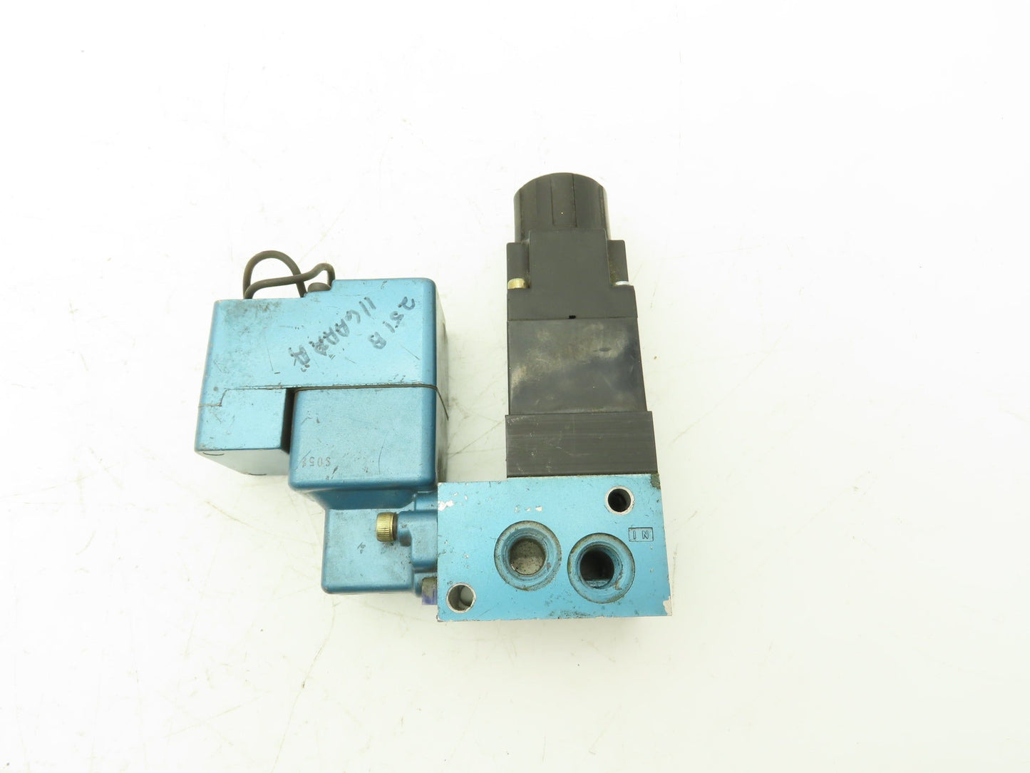 MAC 251B-111AAAA Pneumatic Air Solenoid Valve Regulator 120 psi 120VAC 24VDC 3/2
