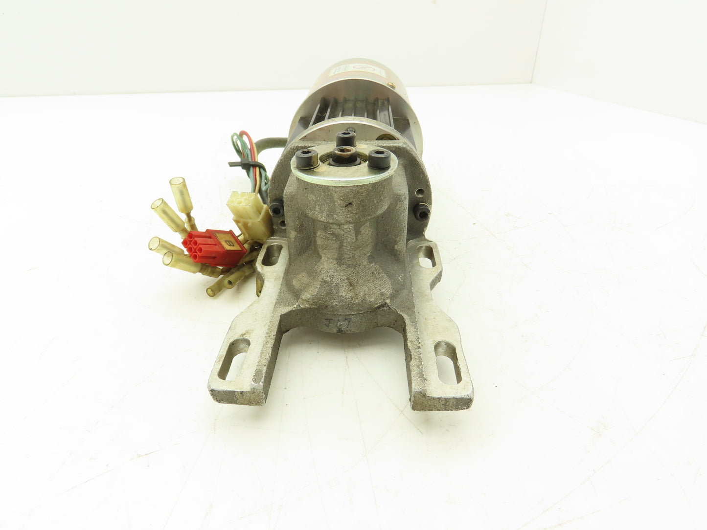 Yaskawa USAREM-01YRW11 AC Servo Motor 3000rpm 110W 1Amp 0.35Nm