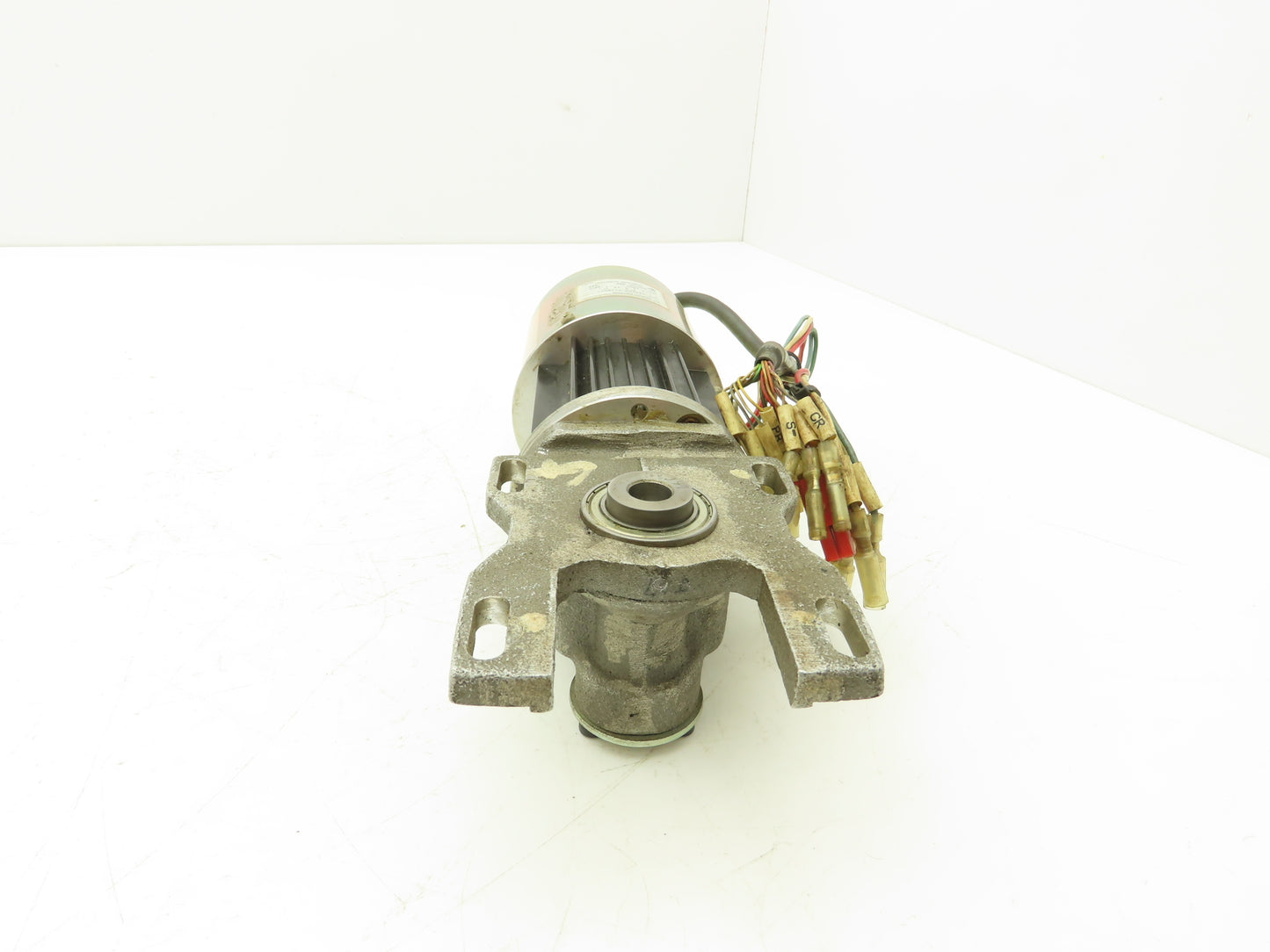 Yaskawa USAREM-01YRW11 AC Servo Motor 3000rpm 110W 1Amp 0.35Nm