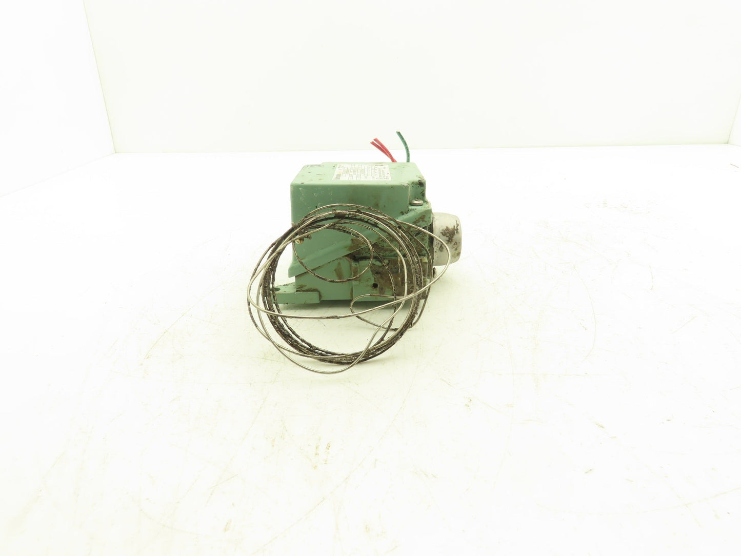 Barksdale THR-L2S-10X-Q10 Temperature Switch 125/250/480VAC 25-325°F
