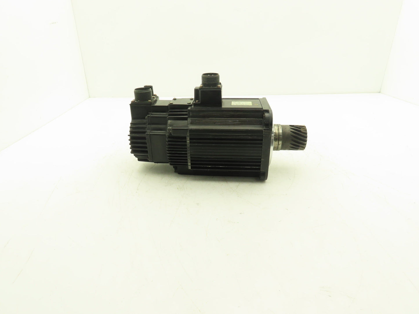 Yaskawa Electric SGMGH-13A2A-YR52 AC Servo Motor 1300W 8.34N-m 1500rpm 200V