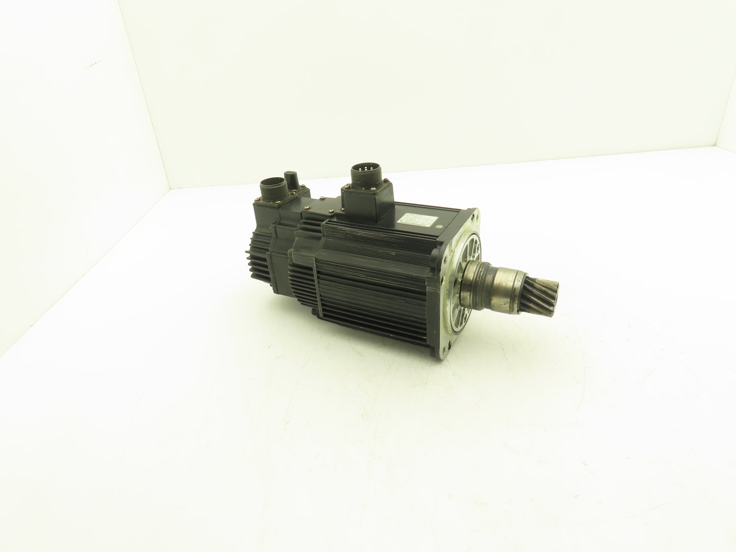 Yaskawa Electric SGMGH-13A2A-YR62 AC Servo Motor 1300W 8.34N-m 1500rpm 200V