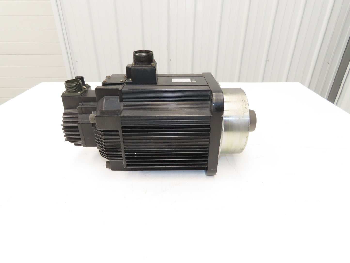 Yaskawa Electric SGMGH-44A2A-YR15 AC Servo Motor 4400W 28.4N-m 1500rpm 200V