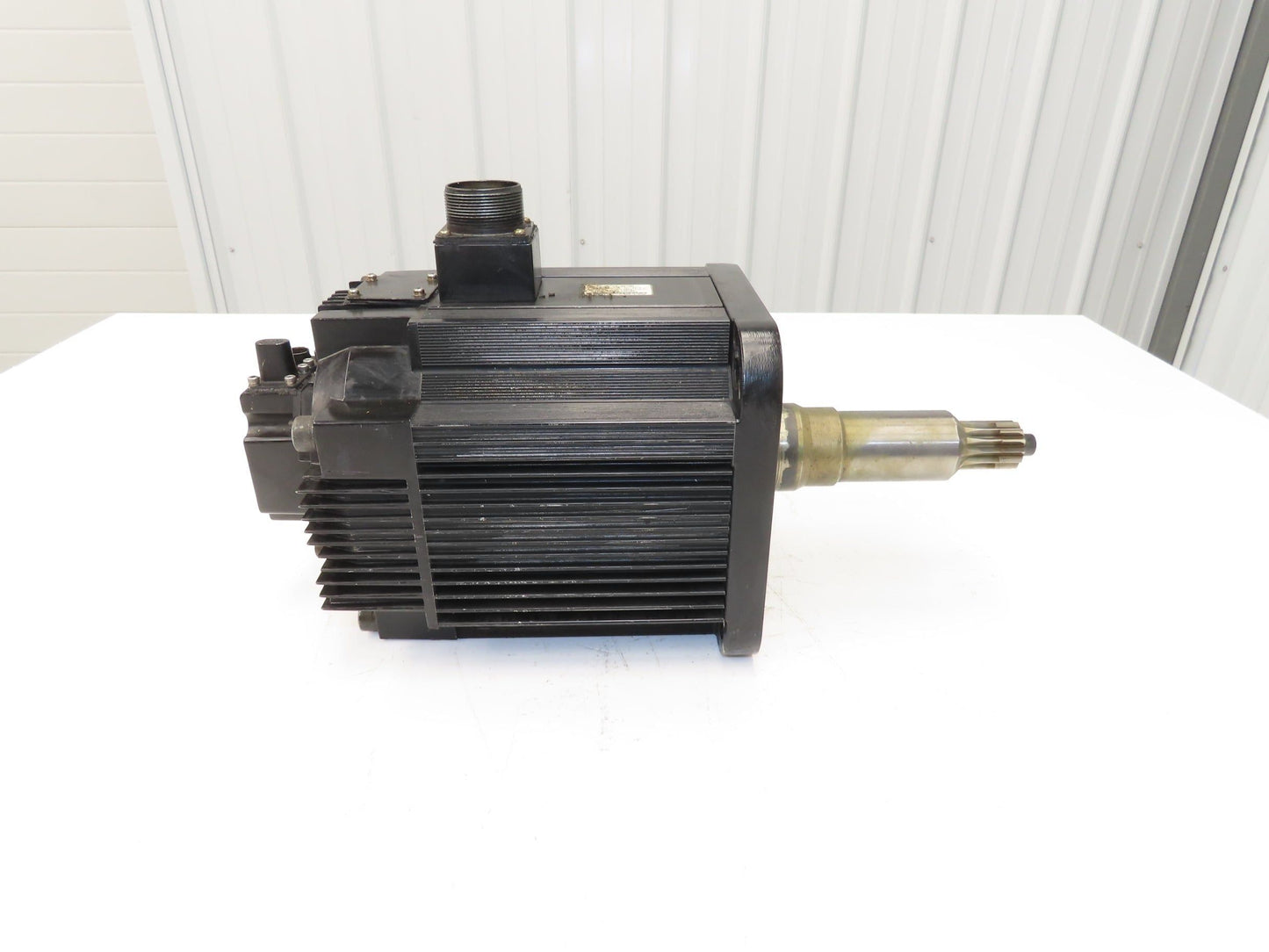 Yaskawa Electric SGMRS-37A2A-YR11 AC Servo Motor 3700W 23.5N-m 1500rpm 200V